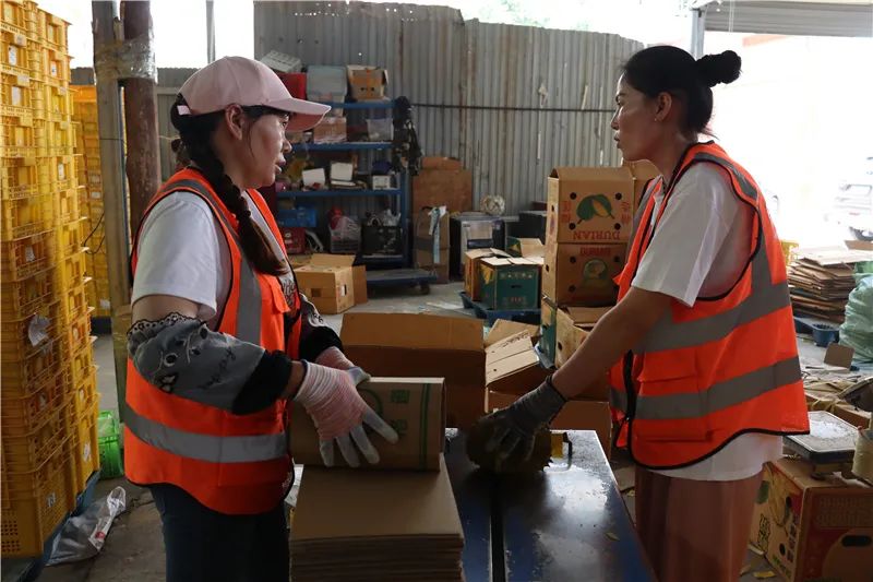 工人在打包榴莲1.JPG 图片