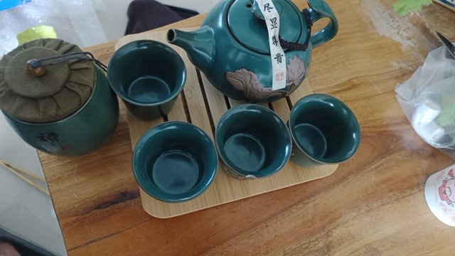 林飞收到的淄博网友寄的茶具.jpg