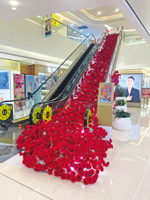 新迎新城购物中心的玫瑰瀑布