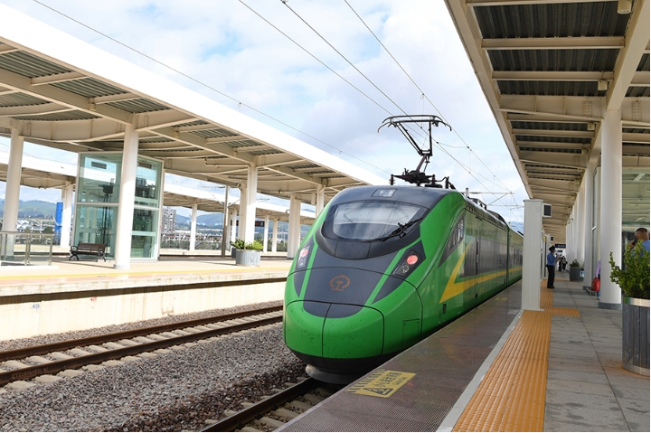 昆玉城际通勤列车开通一周年 发送旅客19.89万人次