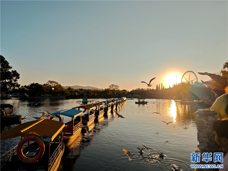 云南昆明冬日大观楼暮色醉游人