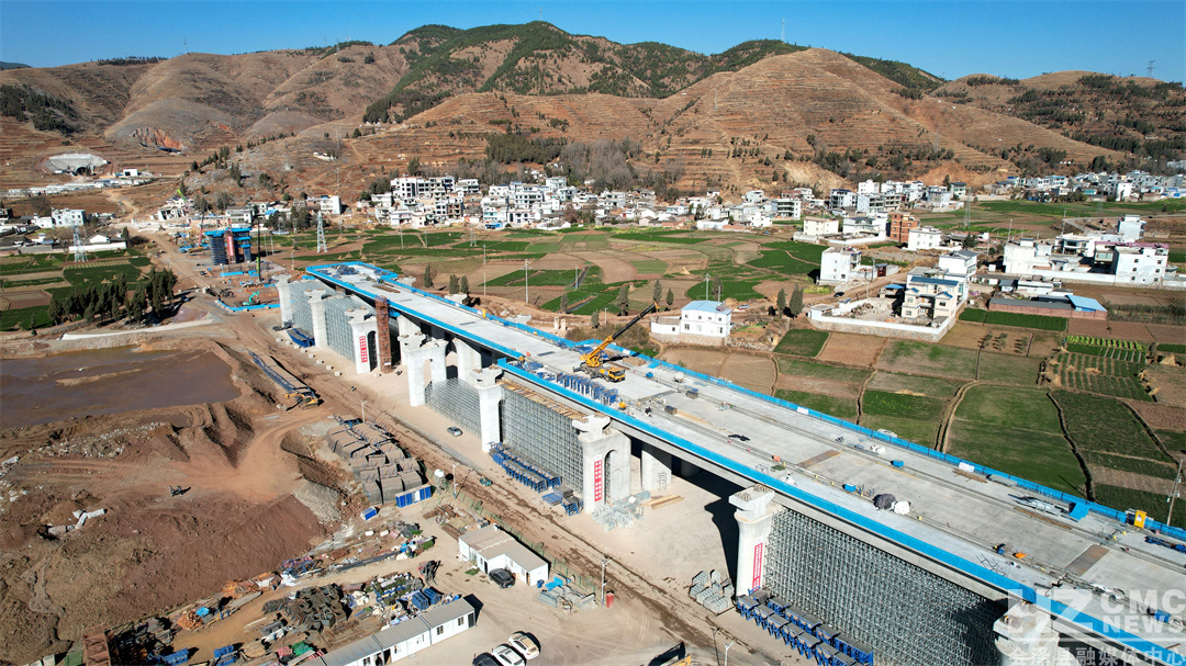 渝昆高铁会泽站多线特大桥建设现场.