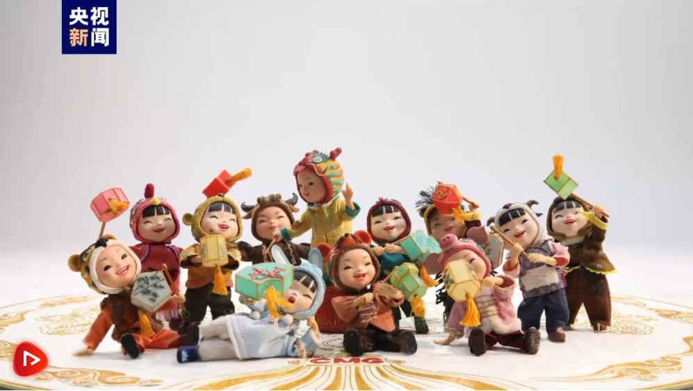 萌态可掬的福娃穿上具有中国传统特色的过年新衣,在嬉戏玩闹中盼望着