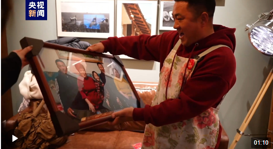 因为要在北京度过除夕,临行前,妻子细心为魏忠帅收拾行李,并叮嘱丈