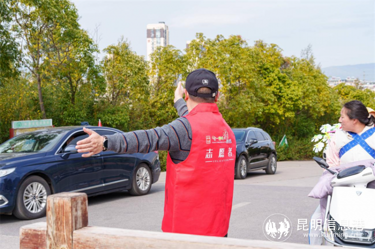 让游客感受城市温暖 文旅志愿者守护大理最美"风花"_