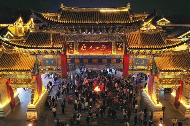 文旅融合促繁荣,楚雄州春节游客接待量创新高 楚雄彝人古镇 王洪 摄1.