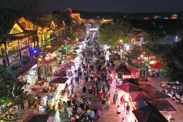 文旅融合促繁荣，楚雄州春节游客接待量创新高 楚雄彝人古镇 王洪 摄1 (2).jpg