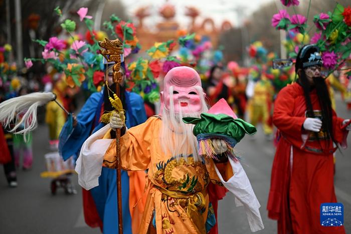 2月19日,在青海省西宁市,演员在社火巡游活动中表演。新华社记者 张宏祥 摄