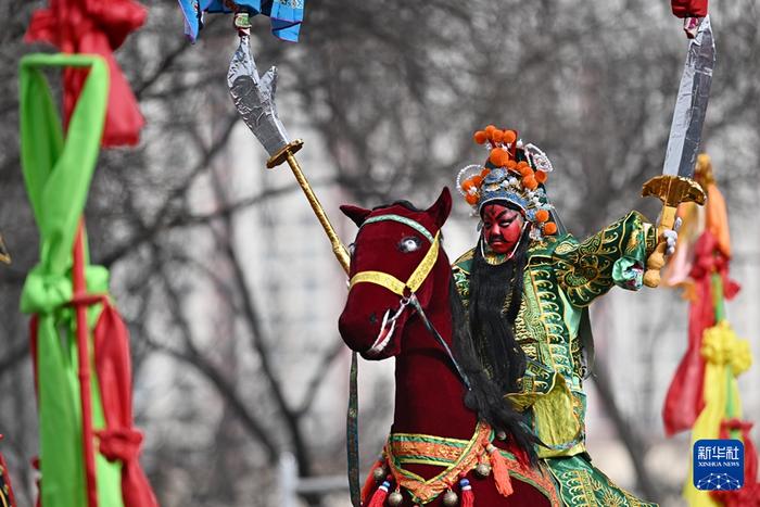 2月19日,在青海省西宁市,小演员在社火巡游活动中表演。新华社记者 张宏祥 摄
