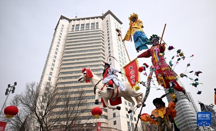 2月19日,在青海省西宁市,小演员在社火巡游活动中表演。新华社记者 张宏祥 摄