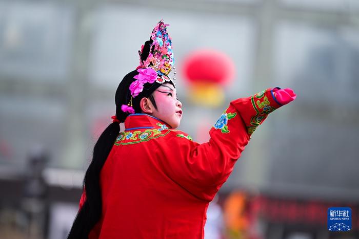2月19日,在青海省西宁市,小演员在社火巡游活动中表演。新华社记者 张宏祥 摄