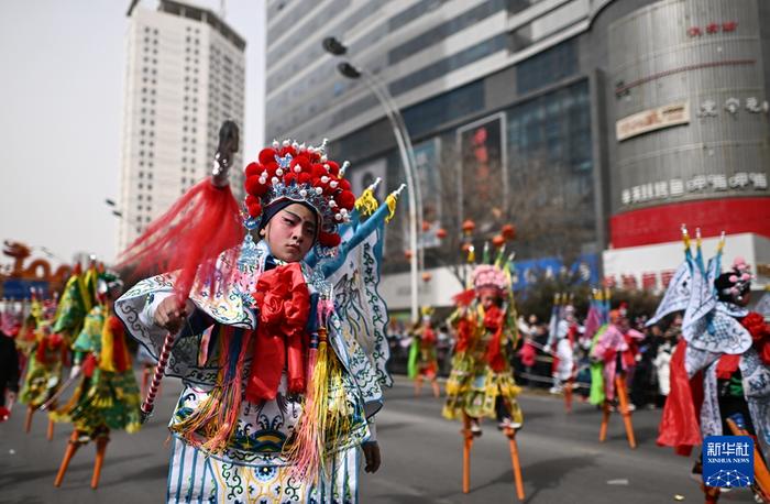 2月19日,在青海省西宁市,小演员在社火巡游活动中表演。新华社记者 张宏祥 摄