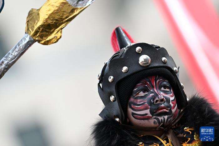 2月19日,在青海省西宁市,小演员在社火巡游活动中表演。新华社记者 张宏祥 摄
