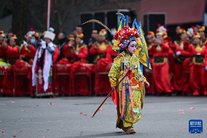2月19日,在青海省西宁市,小演员在社火巡游活动中表演。新华社记者 张龙 摄