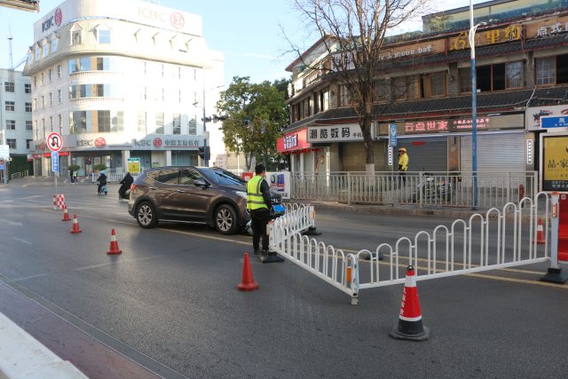 一男子酒后驾车在玉溪市区狂飙连撞多车 (3).JPG