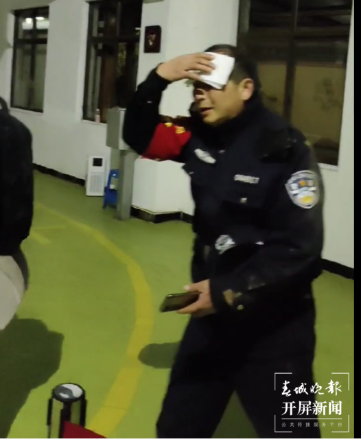 （采访传编辑）海拔3248米上的“生死时速”！为救危重病，民警摔破头满脸血…… (7).png