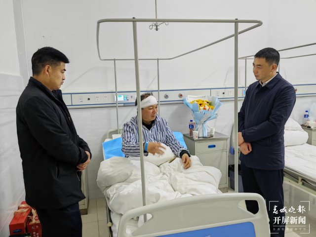 （采访传编辑）海拔3248米上的“生死时速”！为救危重病，民警摔破头满脸血…… (1).jpg