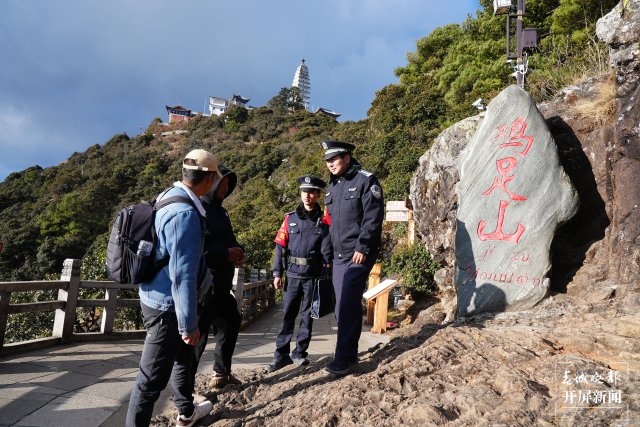 （采访传编辑）海拔3248米上的“生死时速”！为救危重病，民警摔破头满脸血…… (3).jpg