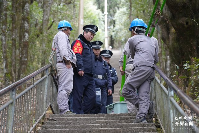 （采访传编辑）海拔3248米上的“生死时速”！为救危重病，民警摔破头满脸血…… (2).jpg