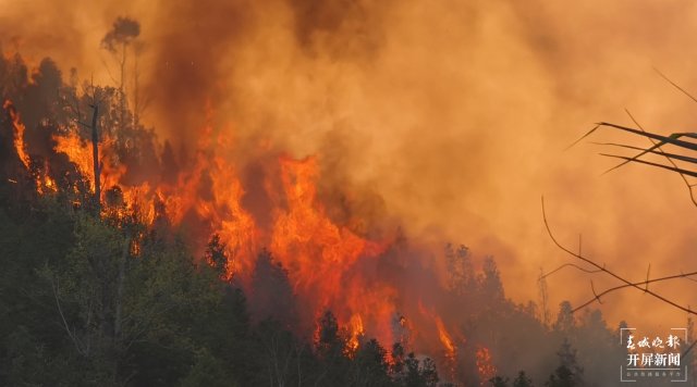【采访传编辑】云南森林消防连夜赶往广西增援灭火 广西3地山火已灭！百色乐业幼平乡山火仍在紧张扑救！