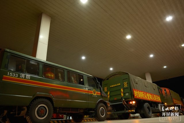 【采访传编辑】云南森林消防连夜赶往广西增援灭火 广西3地山火已灭！百色乐业幼平乡山火仍在紧张扑救！