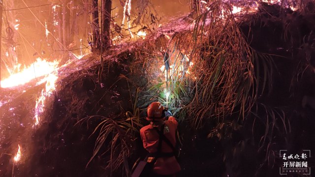 【采访传编辑】云南森林消防连夜赶往广西增援灭火 广西3地山火已灭！百色乐业幼平乡山火仍在紧张扑救！