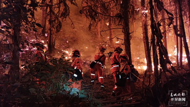 【采访传编辑】云南森林消防连夜赶往广西增援灭火 广西3地山火已灭！百色乐业幼平乡山火仍在紧张扑救！