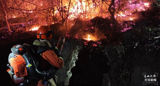 【采访传编辑】云南森林消防连夜赶往广西增援灭火 广西3地山火已灭！百色乐业幼平乡山火仍在紧张扑救！