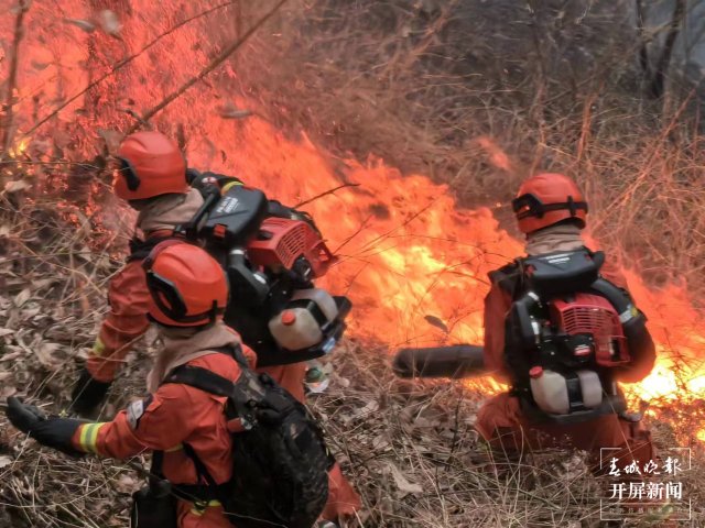 【采访传编辑】云南森林消防连夜赶往广西增援灭火 广西3地山火已灭！百色乐业幼平乡山火仍在紧张扑救！