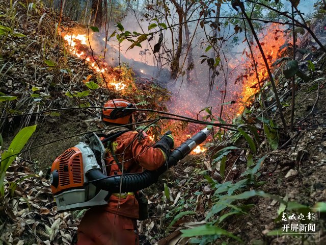 【采访传编辑】云南森林消防连夜赶往广西增援灭火 广西3地山火已灭！百色乐业幼平乡山火仍在紧张扑救！