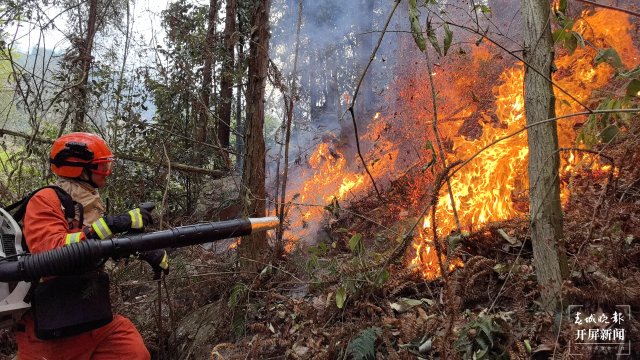 【采访传编辑】云南森林消防连夜赶往广西增援灭火 广西3地山火已灭！百色乐业幼平乡山火仍在紧张扑救！