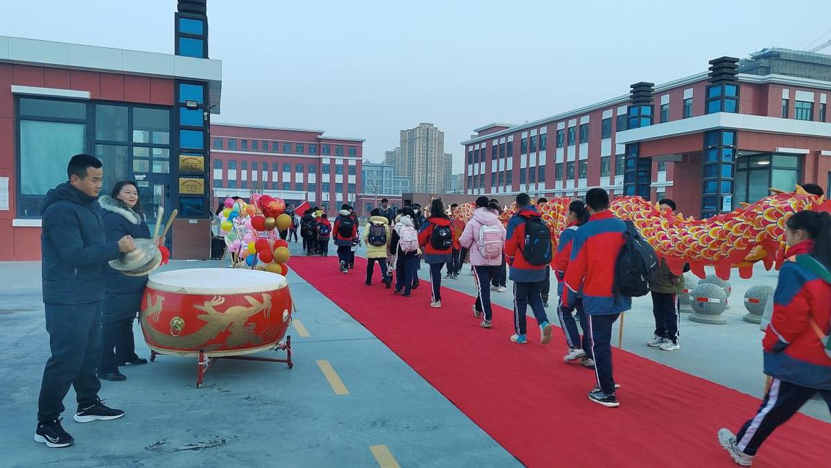 新疆阿克苏市新春开学季龙启新征程