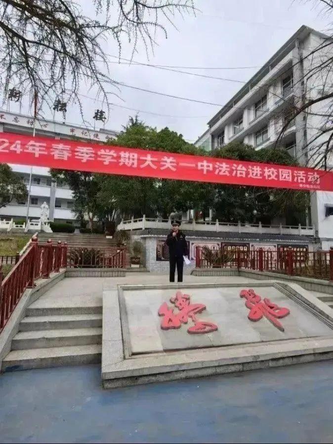 开学季 大关公安干警站好"护学第一岗"_昆明信息港