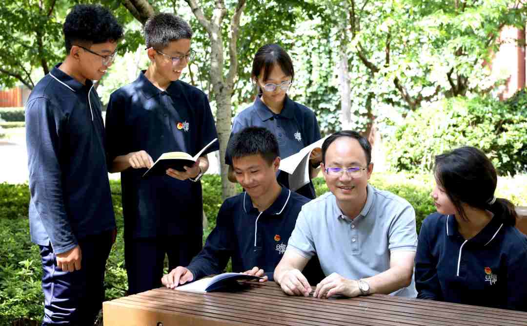 1709605262899385.jpg?x-oss-process=style/w10 张之银(右二)与民族班学生在一起.jpg?x-oss-process=style/w10