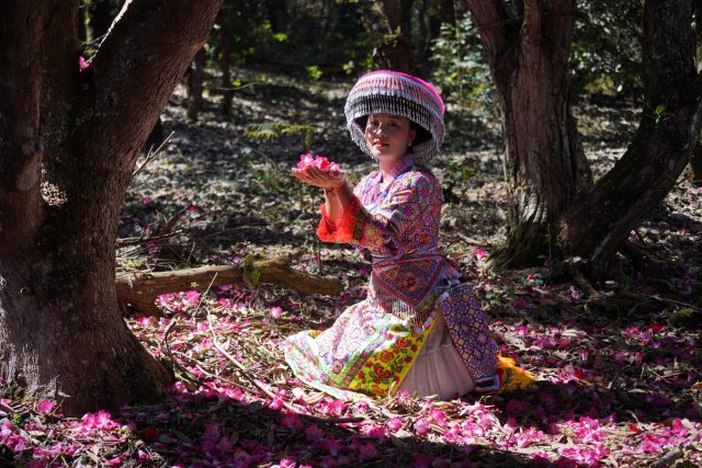 当地群众到利东山踏春赏花 刘子安摄 (4).JPG