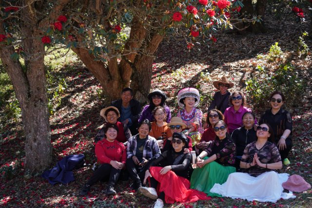 当地群众到利东山踏春赏花 刘子安摄 (6).JPG