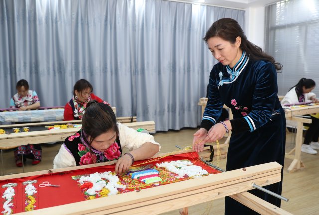彝绣:“指尖技艺”助力乡村振兴(30140132)-20240310091511.JPG