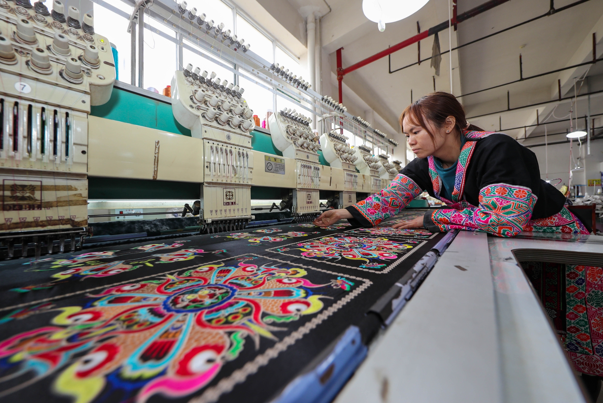 在贵州省绥阳县一家非遗产品生产车间,绣娘在制作苗绣