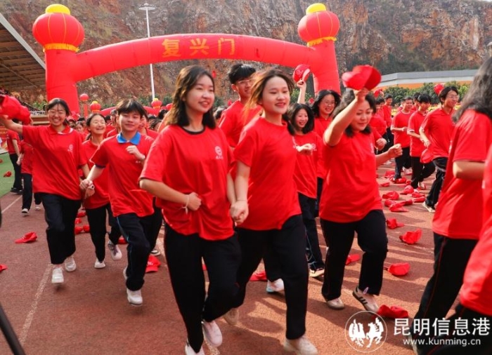 青春向党学以报国建水实验中学举行爱国主义教育主题活动