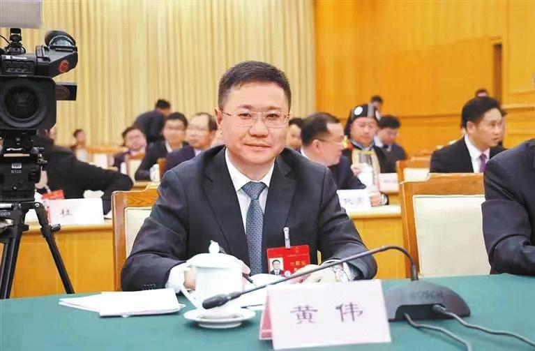 "全国人大代表,遵义市委副书记,市长黄伟向记者介绍了赤水河遵义段的