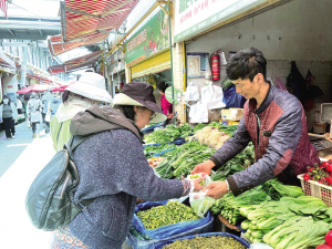 市民在篆新选购春菜 ■ 都市时报全媒体记者 杨文爽 市民在篆新选购春菜 ■ 都市时报全媒体记者 杨文爽