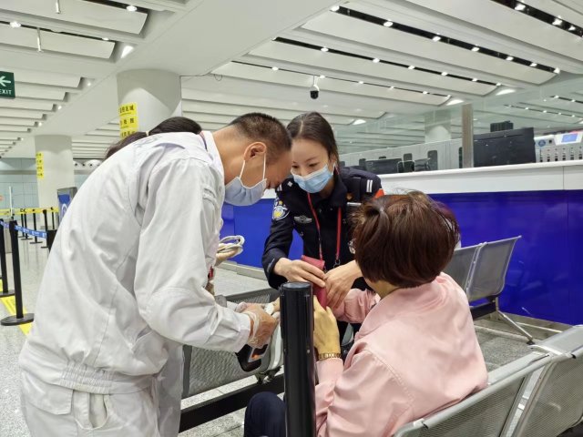 泰国旅客通关突发疾病 昆明边检紧急救助转危为安.jpg