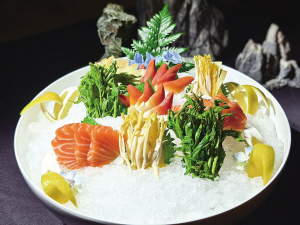 鲜花野菜拼三文鱼北极贝 本版图片 ■ 都市时报全媒体记者 尹安达