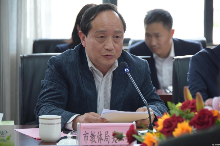 家委代表徐松从家长自身的角度出发,从子女"为何选择西联学校"谈起