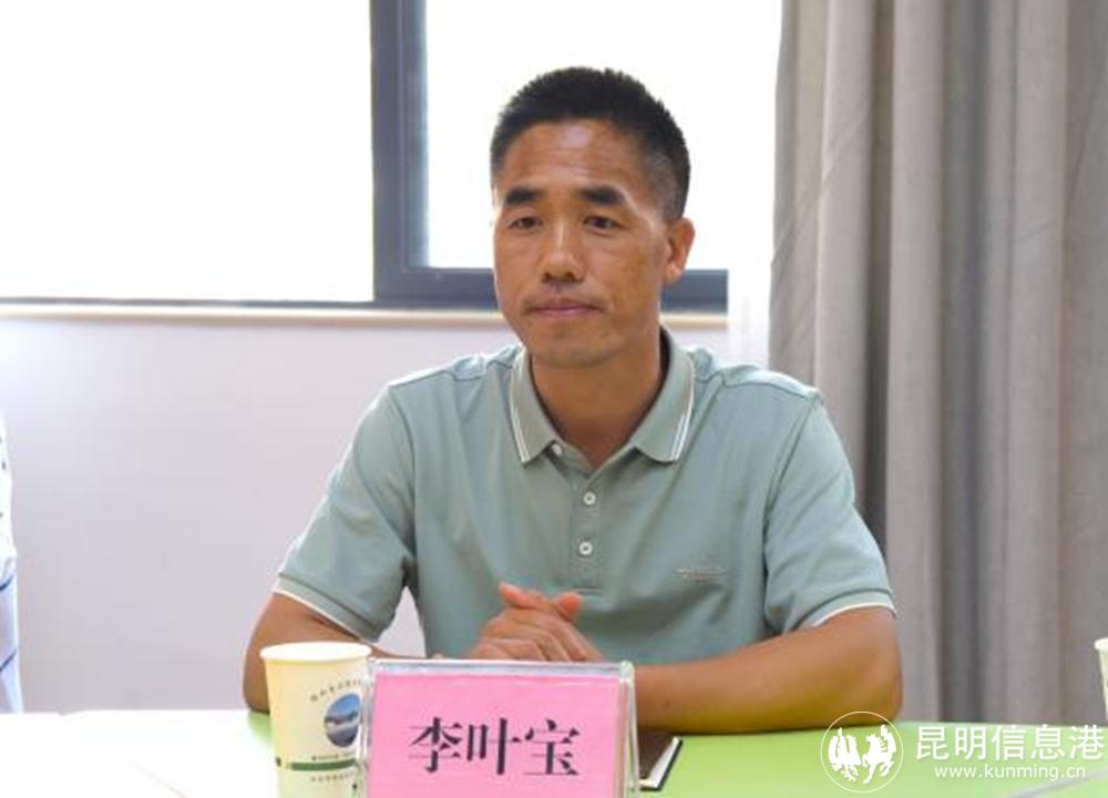 研讨会上,怒江职教中心校党委书记李叶宝向尹可丽教授