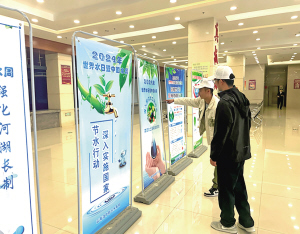 市民参观宣传海报 ■ 都市时报全媒体记者 张小燕