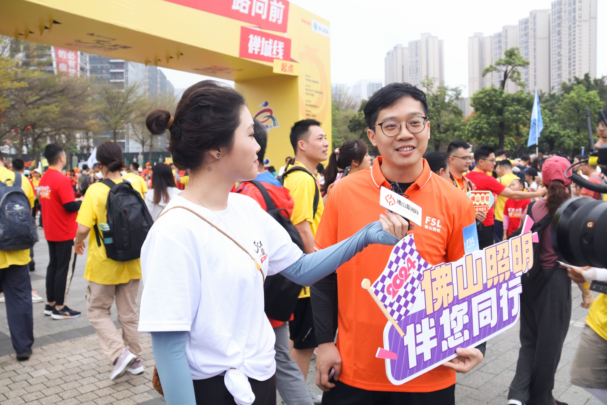 07沿途组图：接受媒体采访