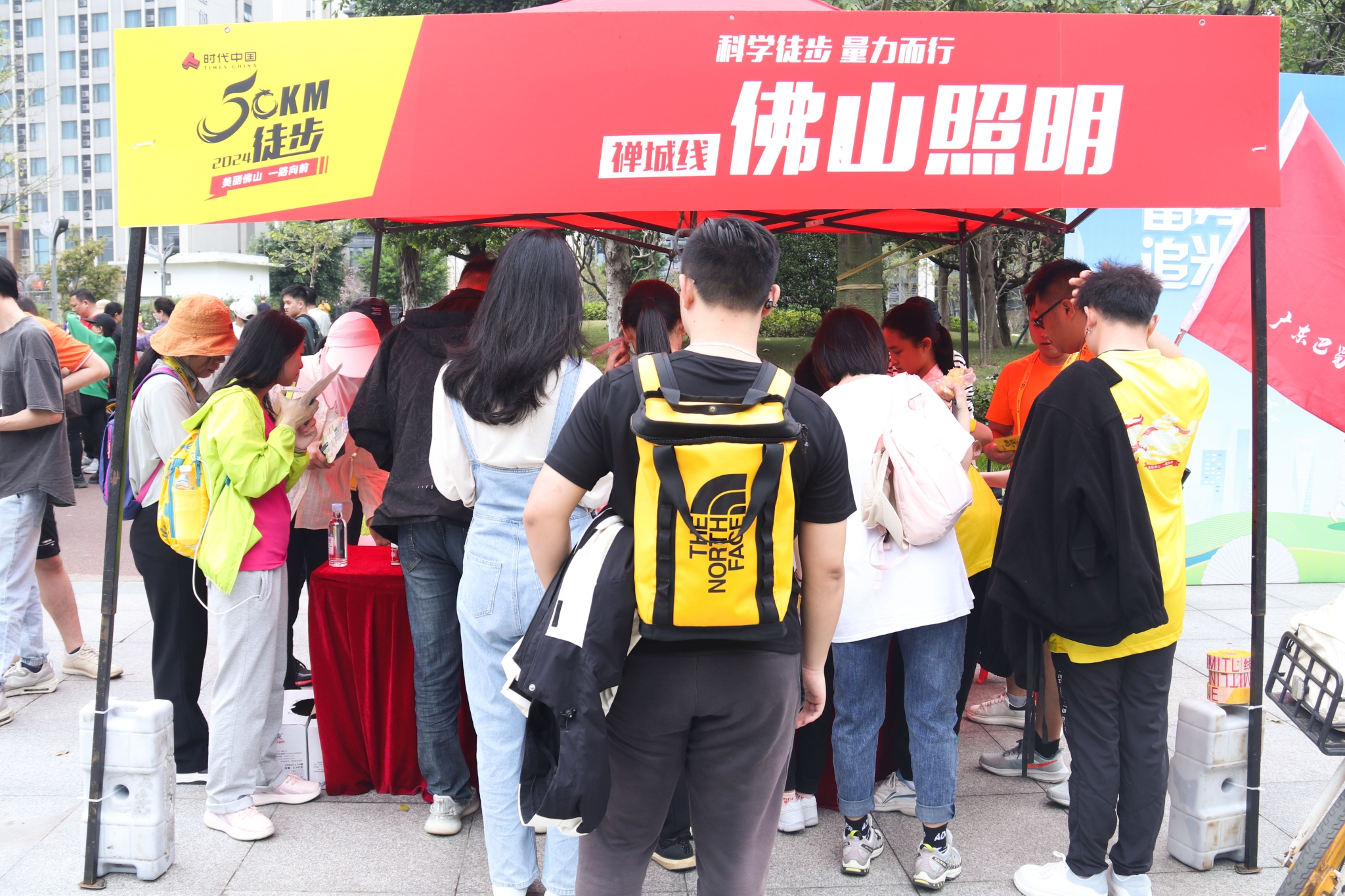 16佛照特色展位吸引市民围观