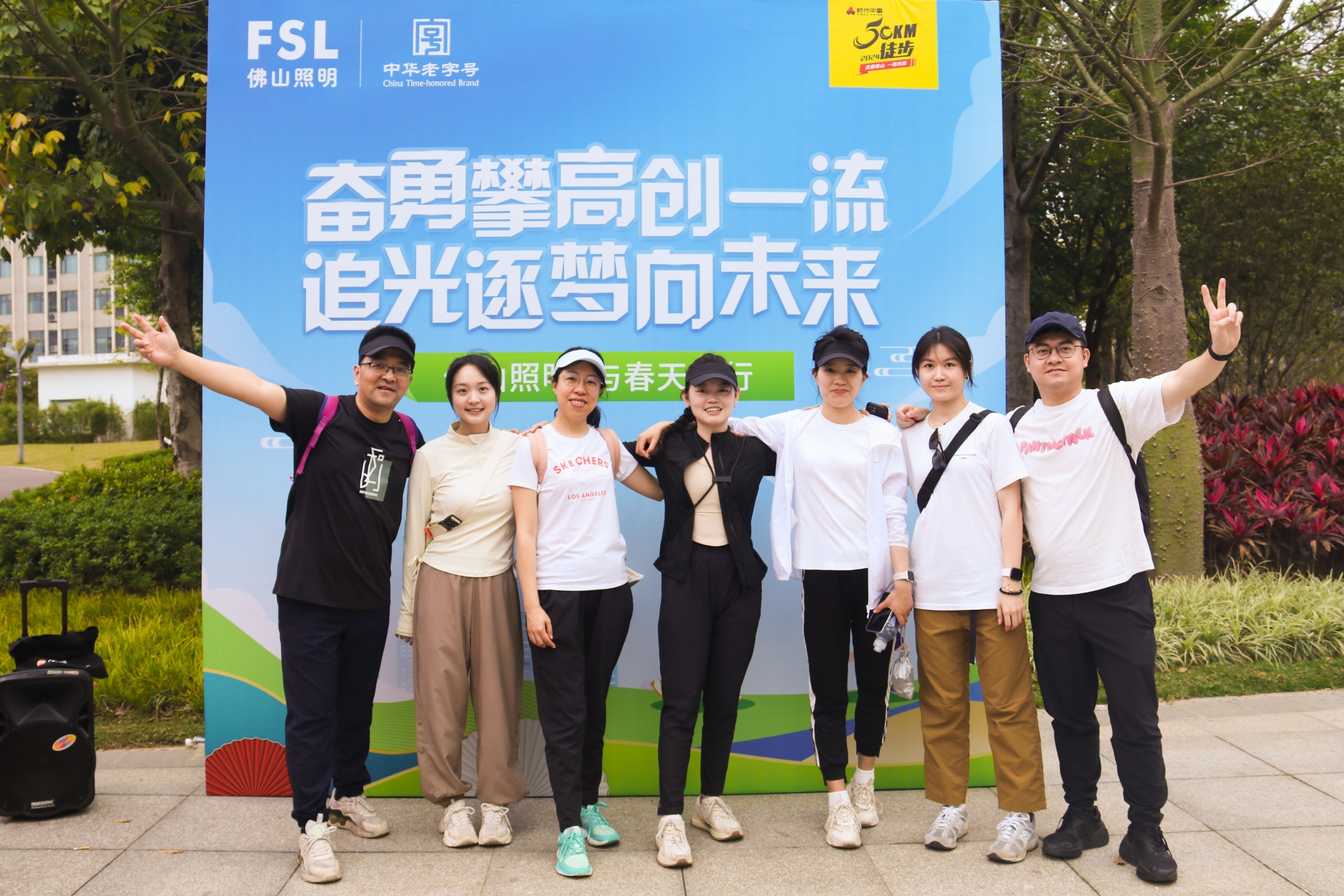 17市民在佛照展墙前留影