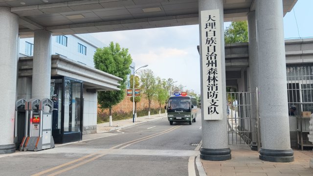 （采访传编辑 有视频）云南大理突发森林火灾 ，143名森林消防指战员赶往现场扑救1.jpg